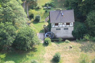 Eski değirmende su gördüm, yukarıdan.