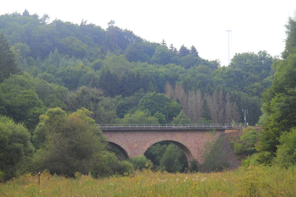 Construiu Uma Ponte Arco Pedra Sobre Vale Verde — Fotografia de Stock