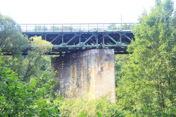 Detailansicht Einer Brücke Mit Steinpfeilern Und Stahlträgern — Stockfoto