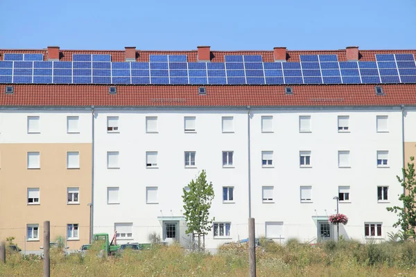 Nagy Lakóház Napelemek Tetőn Kék Háttérben Jogdíjmentes Stock Fotók