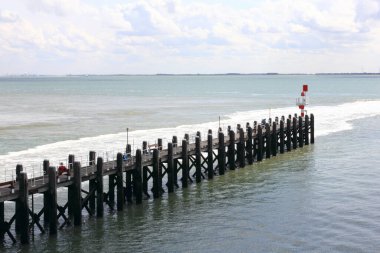 Vlissingen Hollanda 'daki Kuzey Denizi kıyısındaki ahşap rıhtım.