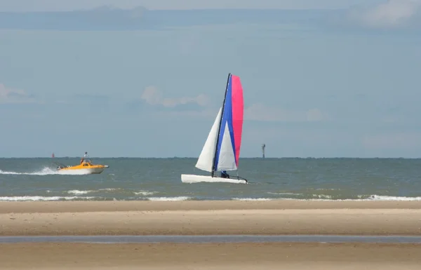 Velero cerca de la playa — Foto de Stock