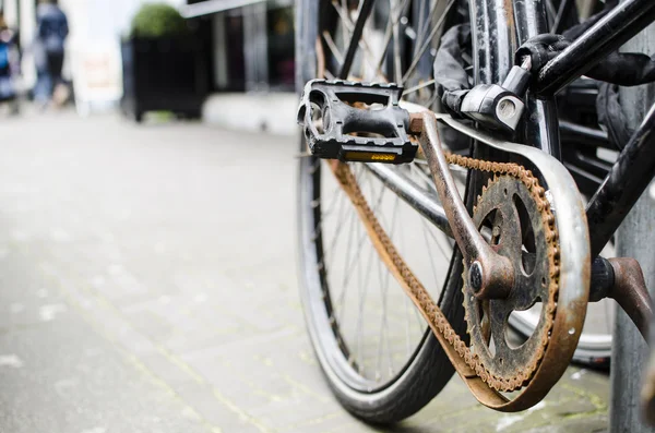 Progreso sin concepto de inversión - cadena de bicicletas oxidadas . Imagen De Stock