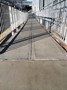 tren istasyonunda beton kaldırım üzerinde gölgeler