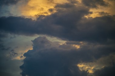 gün batımında bulutlar