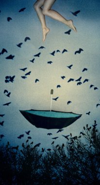 bacaklar içine düşen su dolu şemsiye