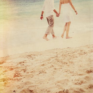 Kumsaldaki genç çift.