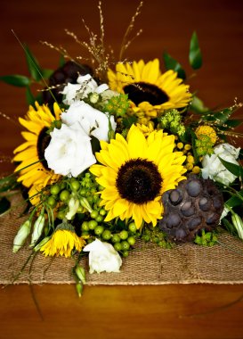 Düğün buketi ayrıntı ayçiçeği, lotus bakla ve çeşitli 