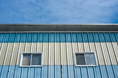 endüstriyel bir binanın dış cephe