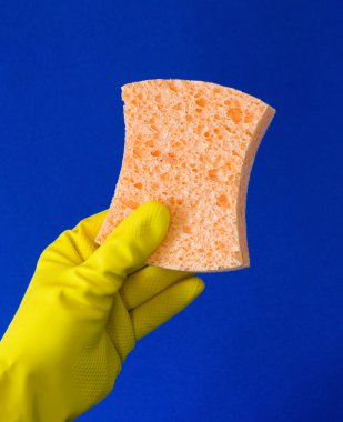 el kadar turuncu bir sünger tutarak