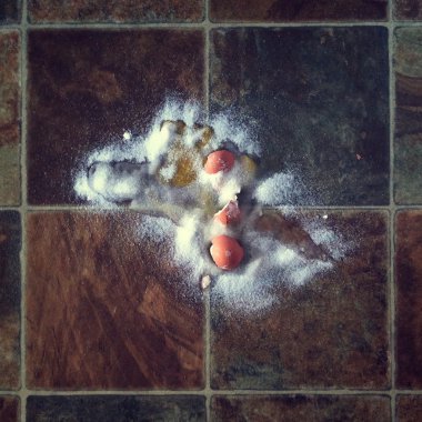 kırık yumurta üstüne tuz sprinked ile