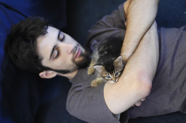 Man with maine coon kitten — Stock Photo, Image