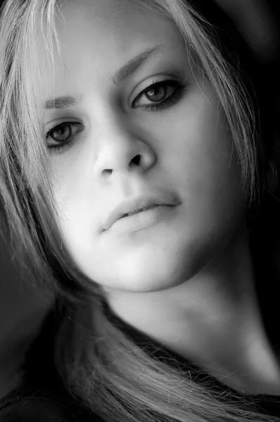 Retrato de mulher em preto e branco — Fotografia de Stock