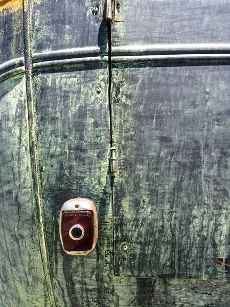 Задний фонарь на антикварной машине — стоковое фото