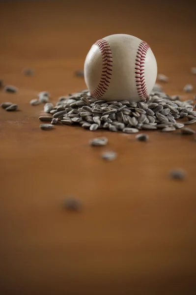 Baseball und Sonnenblumenkerne Stillleben — Stockfoto