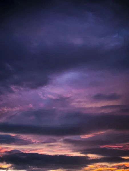 Dramático pôr do sol nuvens — Fotografia de Stock