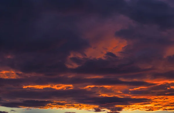 Dramatische Sonnenuntergangswolken — Stockfoto