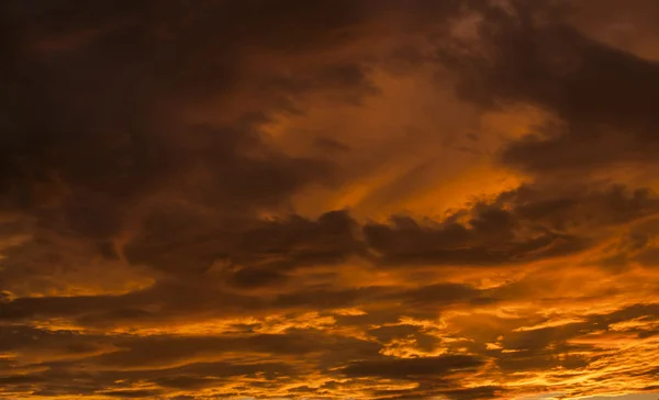 Драматичні помаранчевий хмари — стокове фото