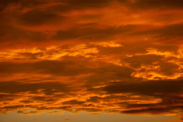 Nuvens de laranja dramáticas — Fotografia de Stock
