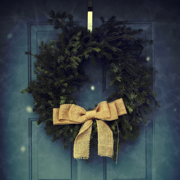 Corona festiva en la puerta principal, estilo instagram — Foto de Stock