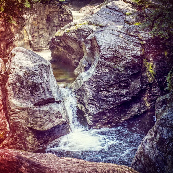 Stream cut through large boulders — Stock Photo, Image