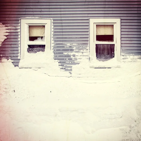 Snow mound under tre windows — Stockfoto