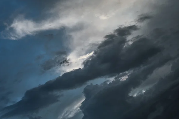 Dramatiske skyer – stockfoto