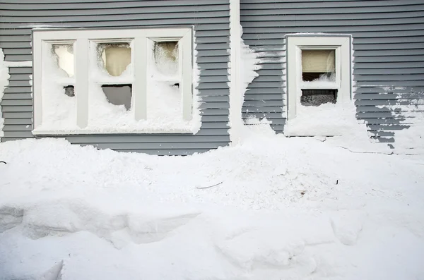 Snow mount piled under residential windows — Stock Photo, Image