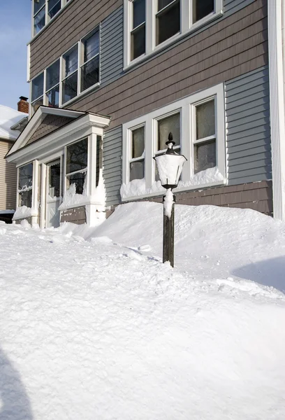 フロントの住宅の家の周りの雪します。 — ストック写真