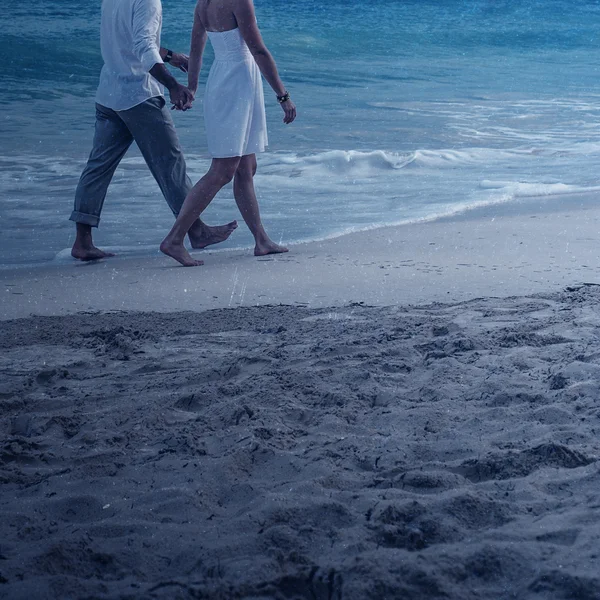 Paar wandelen op het strand in het maanlicht — Stockfoto