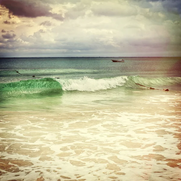 Ocean wave s ukotvené člun, instagram styl — Stock fotografie