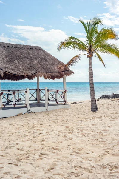 Lusthus på stranden — Stockfoto