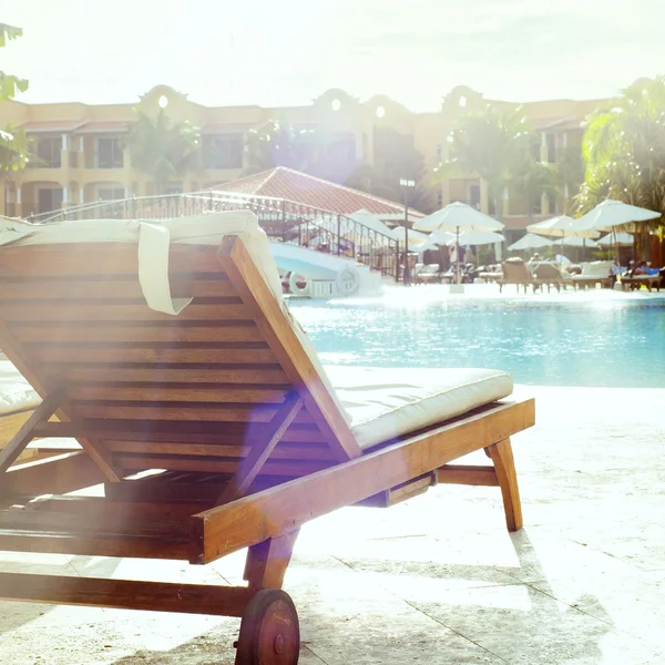 Om te zonnebaden leerstoel aan een resort zwembad — Stockfoto