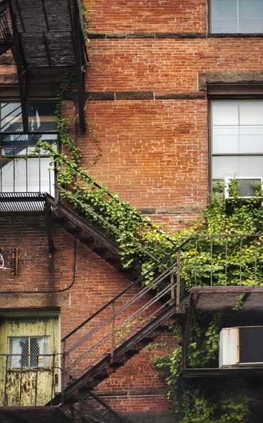 Façade d'un bâtiment en brique rouge — Photo