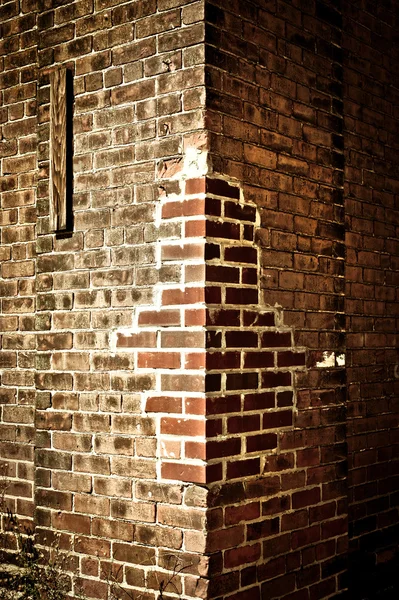 Oude bakstenen muur opgelapt met nieuwe bakstenen — Stockfoto