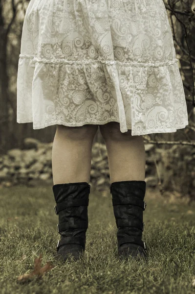 País menina em botas de combate — Fotografia de Stock