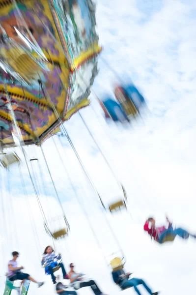Paseo de balanceo en el carnaval con desenfoque de movimiento — Foto de Stock