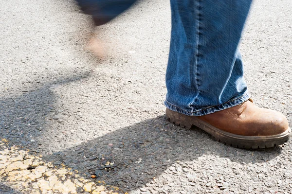 Arbetstagaren promenader — Stockfoto