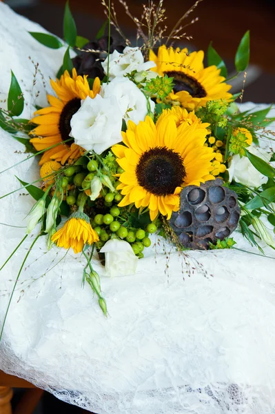 Mariage nature morte avec bouquet et robe — Photo