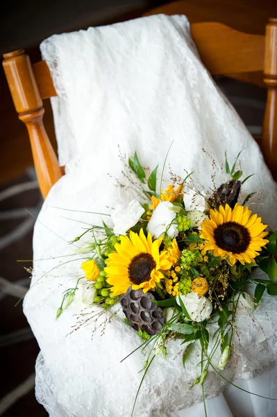 Mariage nature morte avec bouquet et robe — Photo