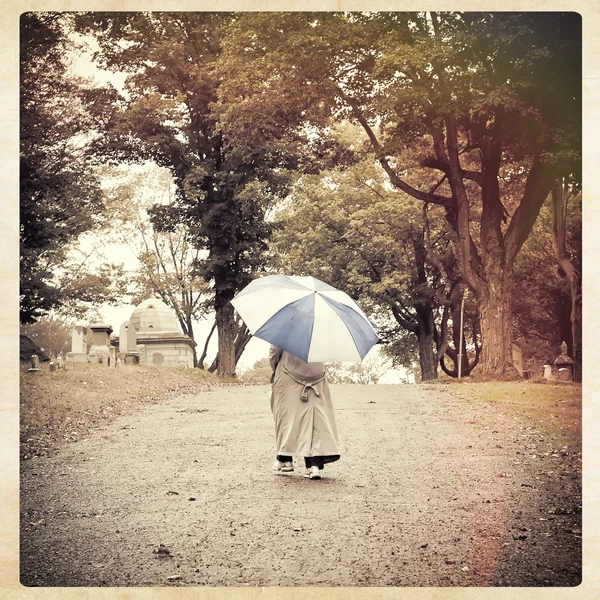 在多雨的墓地里走的人 — 图库照片