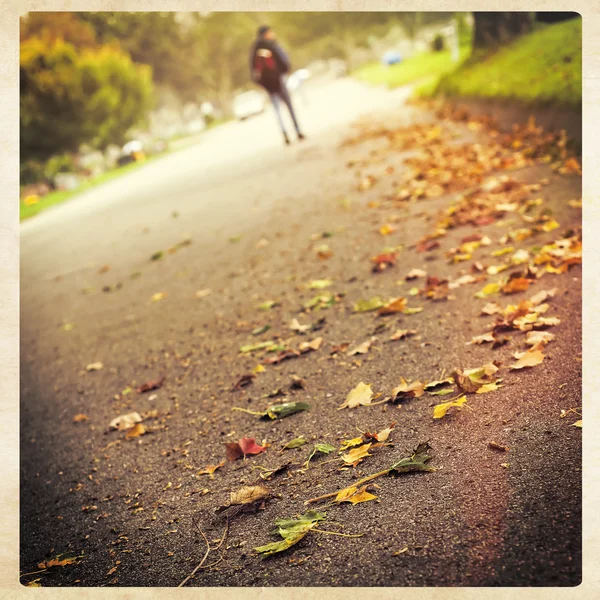 Mann läuft im Herbst — Stockfoto