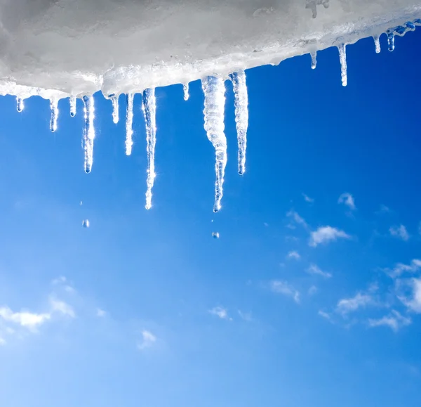 Schnee und Eiszapfen — Stockfoto