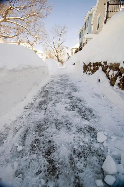 Snöiga sida promenad i stadsdelen — Stockfoto