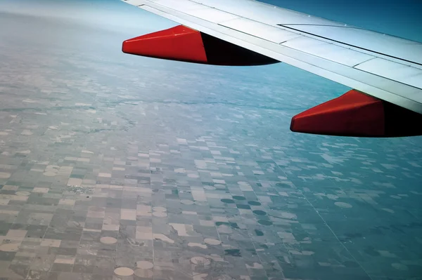 Вид с воздуха из окна самолета — стоковое фото