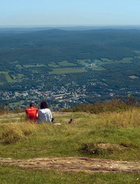 Par njuter av utsikten från berget greylock — Stockfoto