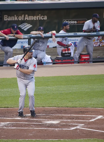 Kevin Youkilis esperando un lanzamiento en el juego —  Fotos de Stock