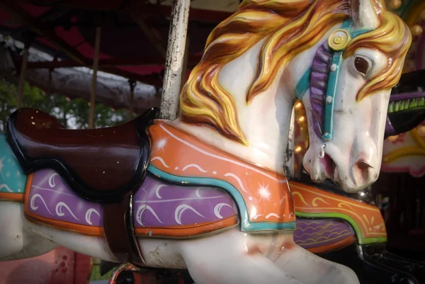 Paarden in vrolijke gaan ronde kermis — Stockfoto