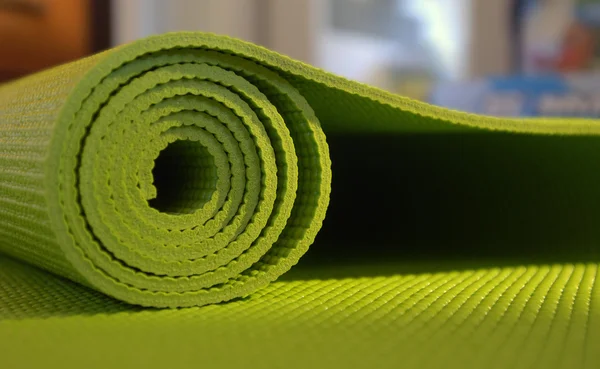 Yeşil yoga mat — Stok fotoğraf