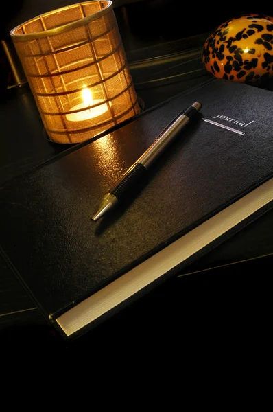 Lampa och boka med penna — Stockfoto